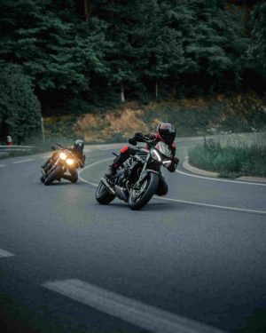 Triumph street triple sur route genou posé