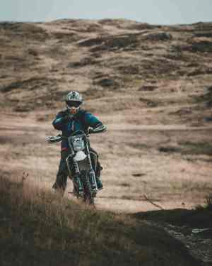 stage moto enduro homme à l'arrêt