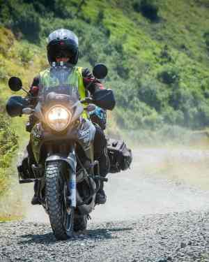moto trail dans un chemin