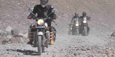 motards en trail dans des chemins rocailleux