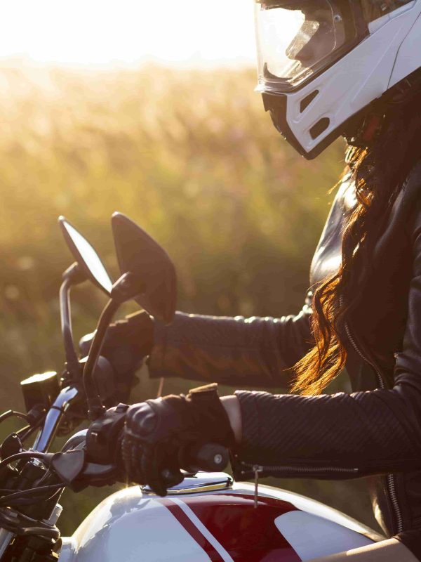 femme motarde en cours moto